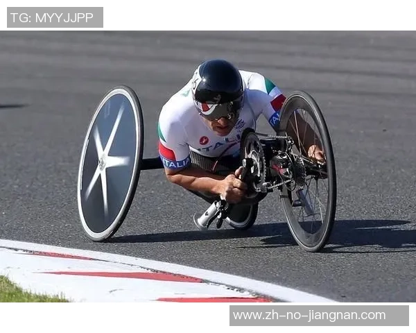 足球场上的意外悲剧一场车祸改变了无数人的命运与梦想