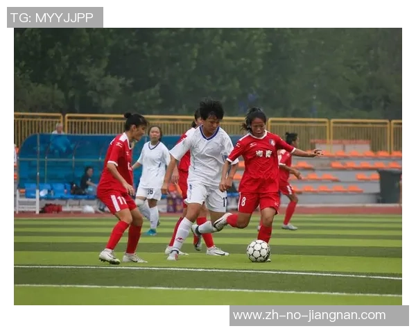 足球上场了激情四溢赛场瞬间尽显运动魅力与团队精神的完美结合